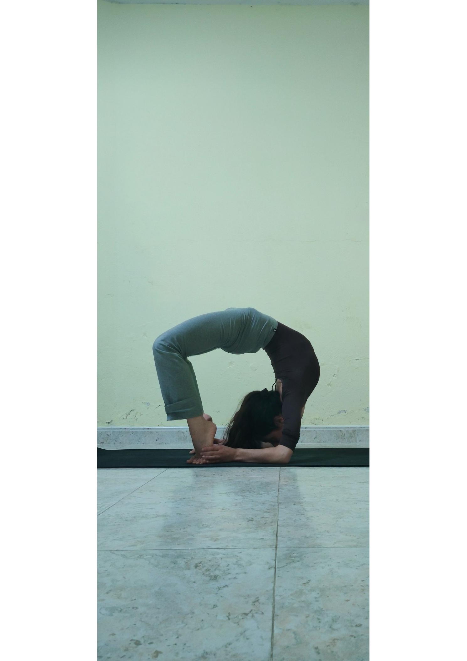 Roberta Carrera in una posizione yoga